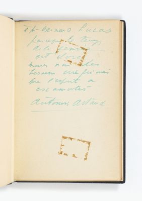 un livre ouvert avec une note manuscrite à l'intérieur