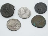 quatre pièces de monnaie romaines anciennes, dont l'une a été nettoyée et l'autre a été nettoyée