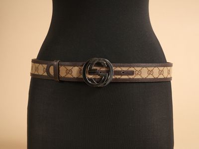 un gros plan sur le torse d'un mannequin portant une ceinture