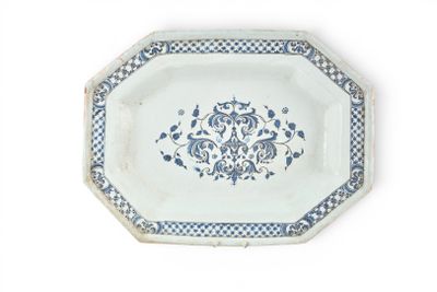 une assiette bleue et blanche ornée d'un motif