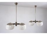les trois lampes sont suspendues au plafond de la pièce