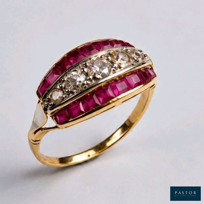 gros plan d'une bague en diamant et rubis sur une surface blanche