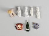 un petit assortiment de figurines miniatures, comprenant notamment une bouteille de vin et un ours en peluche