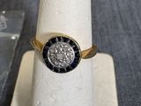une image représentant une bague en or sertie d'un diamant bleu et blanc