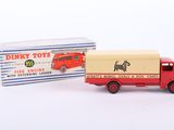 un petit camion jouet avec une caisse à l'arrière
