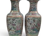 paire de vases chinois ornés d'oiseaux et de fleurs sur fond blanc