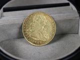 une pièce d'or posée dans un écrin sur une table