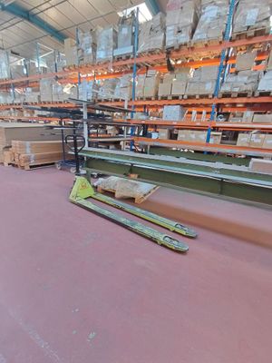 un grand entrepôt rempli de boîtes et de palettes