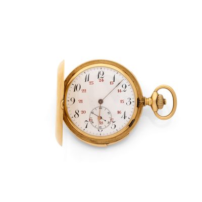 une montre de poche en or sur une surface blanche avec un fond blanc