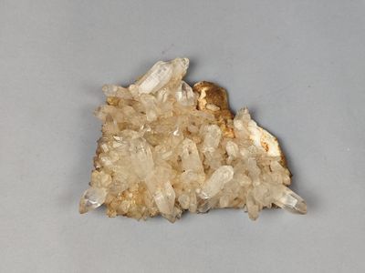 un petit morceau de cristal posé sur une surface blanche