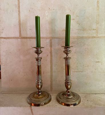 deux bougies posées sur un comptoir