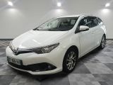 une photo d'une Toyota Corolla blanche garée dans un showroom