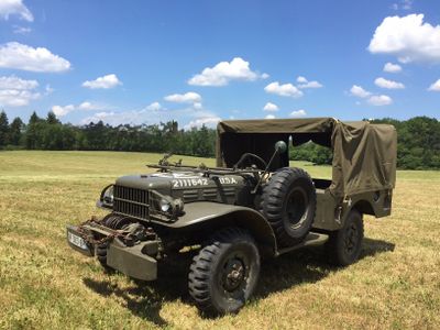 une jeep militaire garée au milieu d'un champ