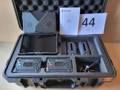 une mallette contenant un ordinateur portable et un téléphone portable