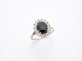 une bague en diamant noir et blanc sur fond blanc