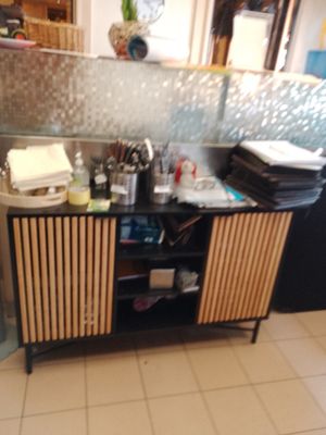une cuisine avec un évier et un comptoir sur lequel se trouve de la vaisselle