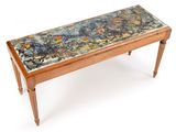 une petite table sur laquelle est posé un tableau
