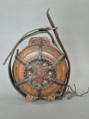 un coffret en métal et en bois contenant une horloge