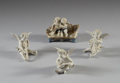 cinq figurines d'anges assis sur un bateau