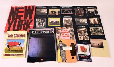 beaucoup de livres sur une table, avec des images