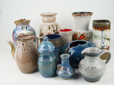 de nombreux vases différents posés sur une table