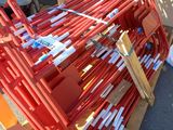 une pile de tuyaux rouges posée sur une palette