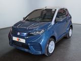 une photo d'une voiture bleue dans un showroom