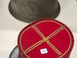 Deux casques sont posés l'un à côté de l'autre sur une table.