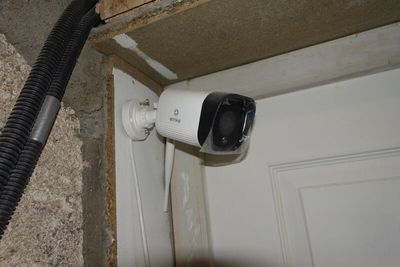 SUR DESIGNATION : Trois caméras wifi ANNKE, un routeur wifi …