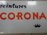 une affiche accrochée au mur sur laquelle on peut lire « corona », avec une couronne à côté