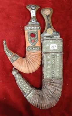 deux pièces d'argent et d'or posées sur un tissu rouge