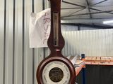 une horloge suspendue au plafond d'un immeuble