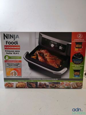La boîte du four Ninja Foodi est ouverte et le plat est prêt à cuire.