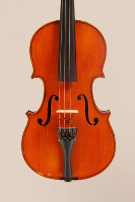 un vieux violon avec un archet sur fond blanc