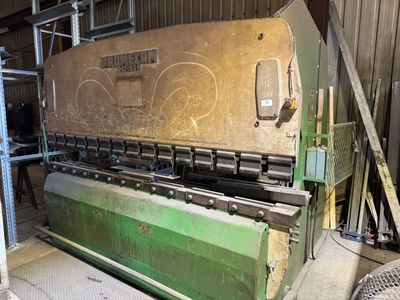 une grande machine installée dans un bâtiment
