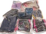 de nombreux sacs contenant des vêtements et d'autres objets