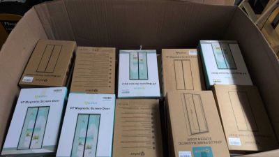 de nombreux cartons contenant des appareils électroniques, rangés dans un carton