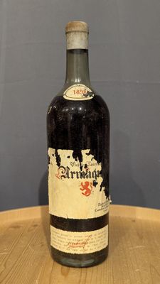 une bouteille de vin posée sur une table