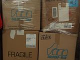 de nombreux cartons empilés les uns sur les autres dans un entrepôt