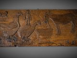 une image représentant une plaque en bois sur laquelle figurent un cheval et son cavalier