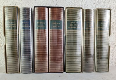 six vieux livres sont alignés les uns à côté des autres sur une étagère