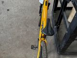 un vélo jaune garé dans un garage