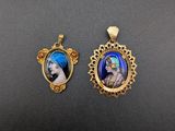 deux pendentifs en or représentant une femme et un homme