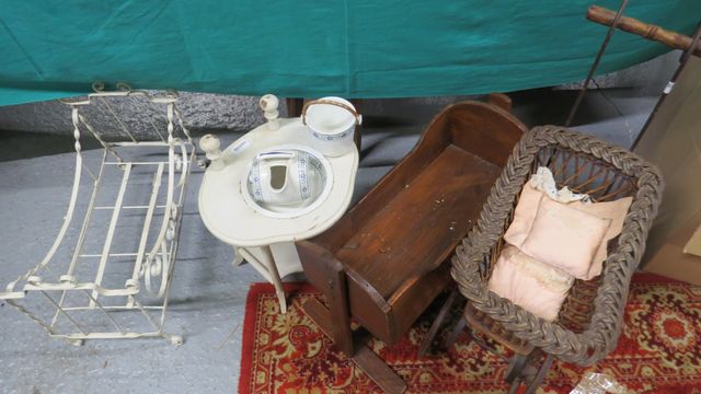 Mobilier de poupée : landau en osier, berceau en bois, table de t...