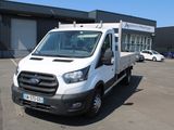 un camion blanc garé dans un parking