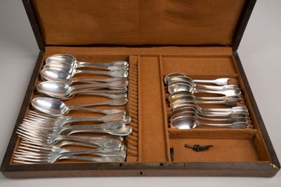 six cuillères dans une boîte en bois contenant des couverts