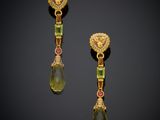 une paire de boucles d'oreilles en or et péridot