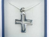 pendentif en forme de croix en argent sterling, présenté dans un coffret cadeau avec un cordon blanc