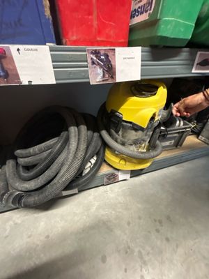 une femme qui passe l'aspirateur sur le sol