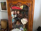 une vitrine contenant une poupée, avec une boîte posée devant
